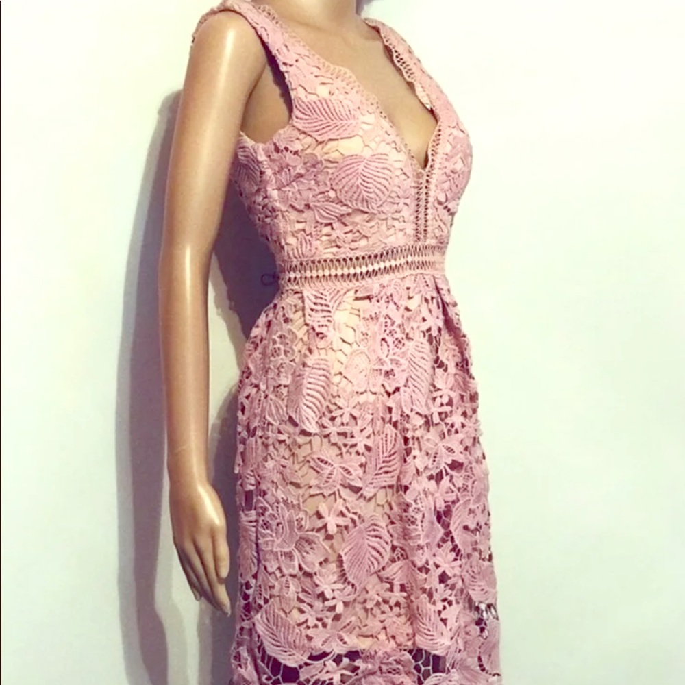 Lace dress by Romeo and Juliet couture. - Picture 2 of 5